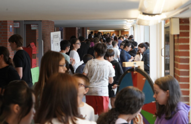 Dichtes Gedränge bei den Glücksspielen der 6. Klassen 2025